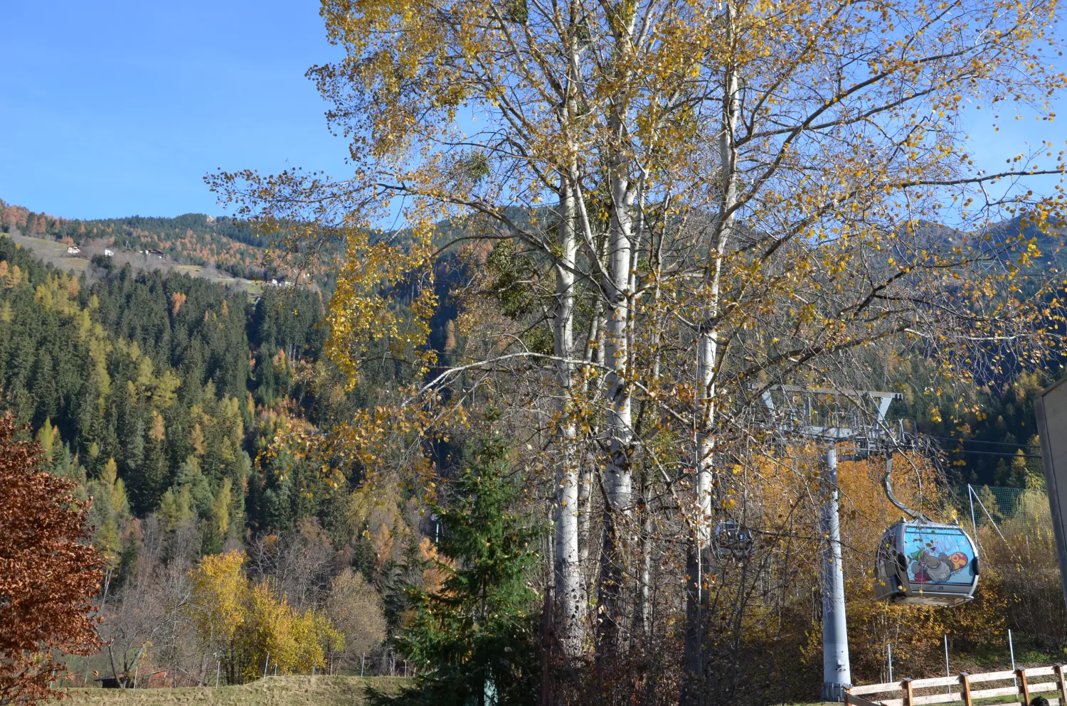 Herbstlicher Blick auf die Berge rund um Oetz