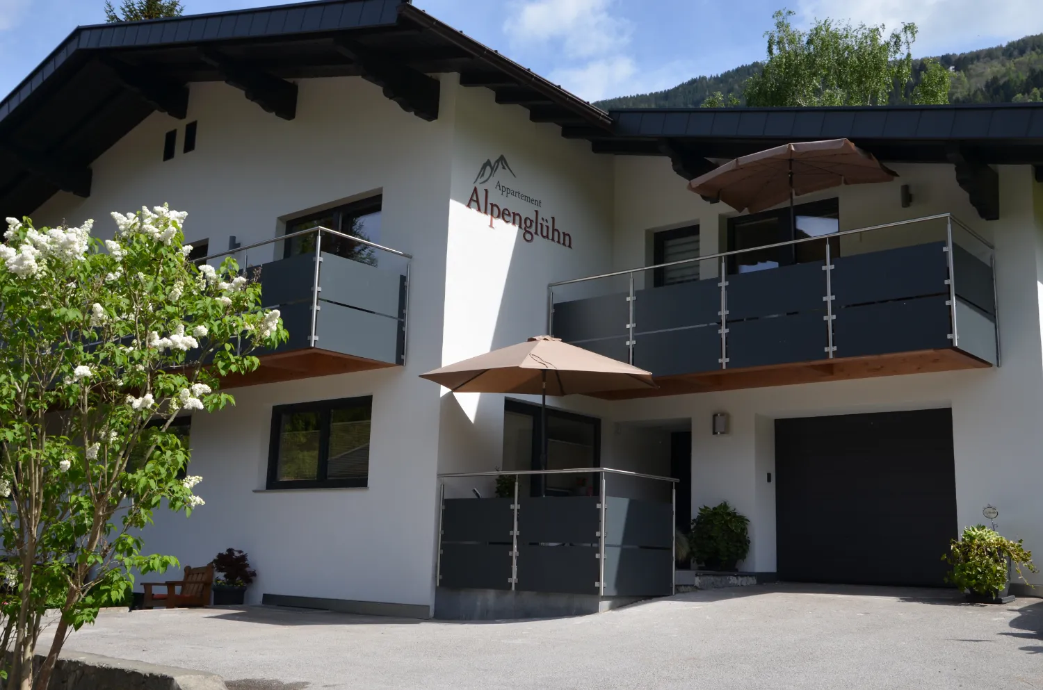 Haus Alpenglühn in Oetz mit Balkonen und Terrasse
