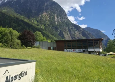 Garten des Alpenglühn mit Bergpanorama in Oetz