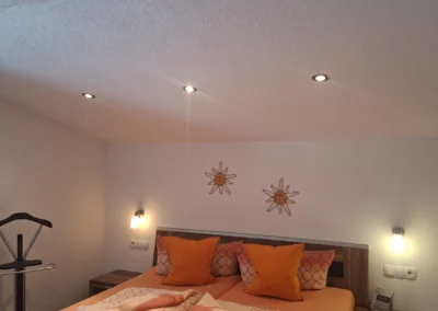 Schlafzimmer mit Doppelbett im Appartement Alpenglühn