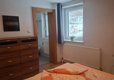 Schlafzimmer mit Doppelbett im Appartement Alpenglühn