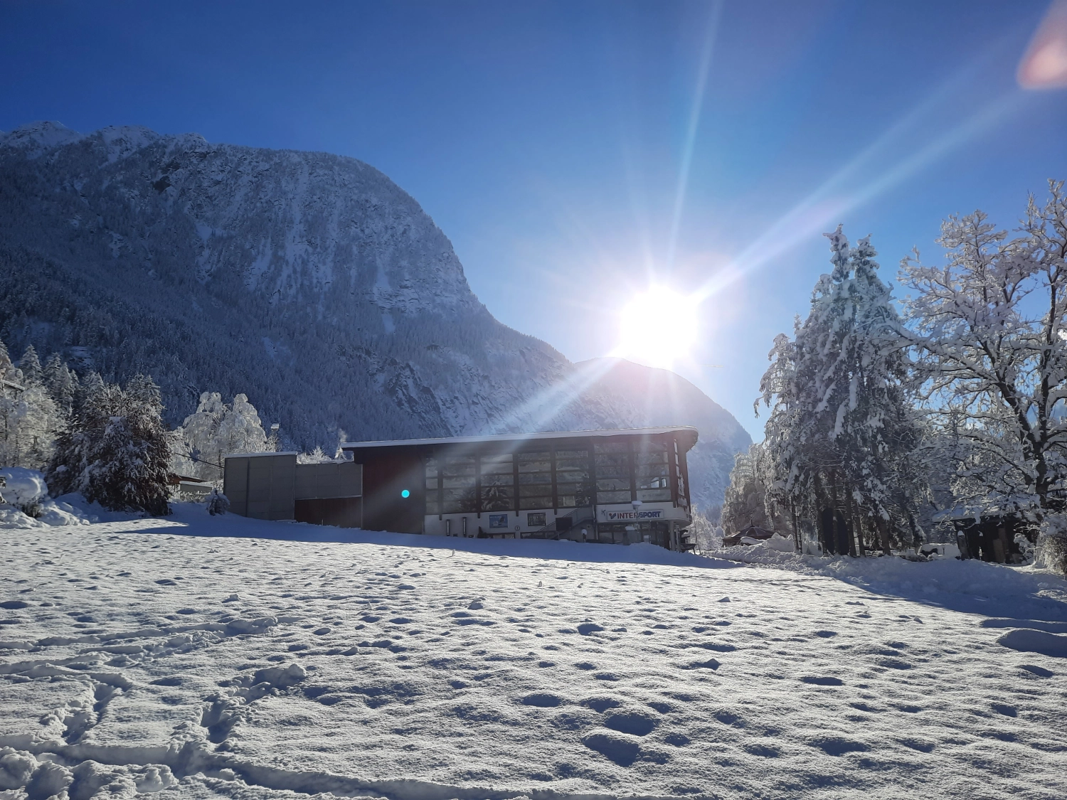 Haus Alpenglühn in Oetz im Winter mit Sonne über den Bergen