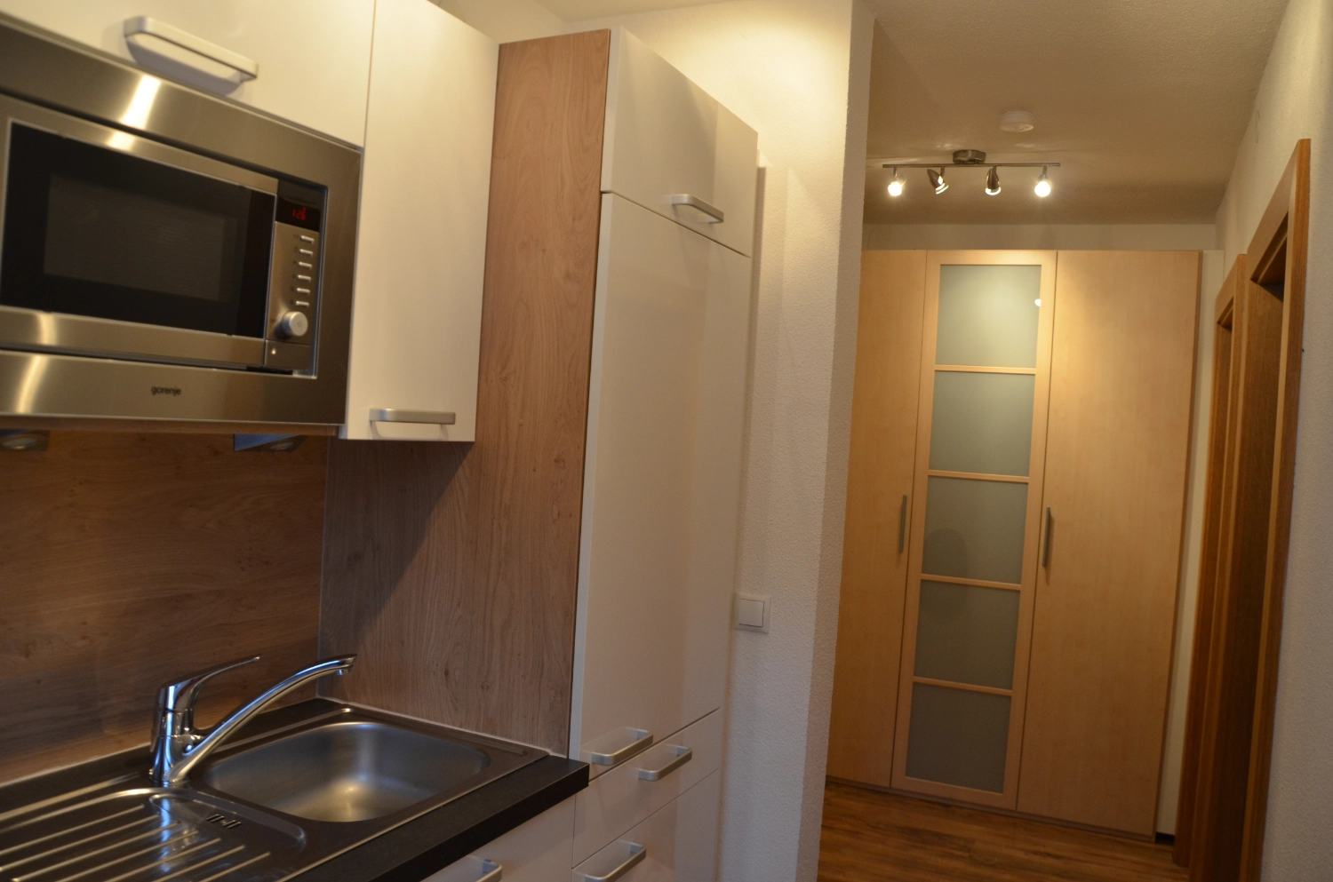 Küchenzeile und Einbauschrank im Appartement Moritz