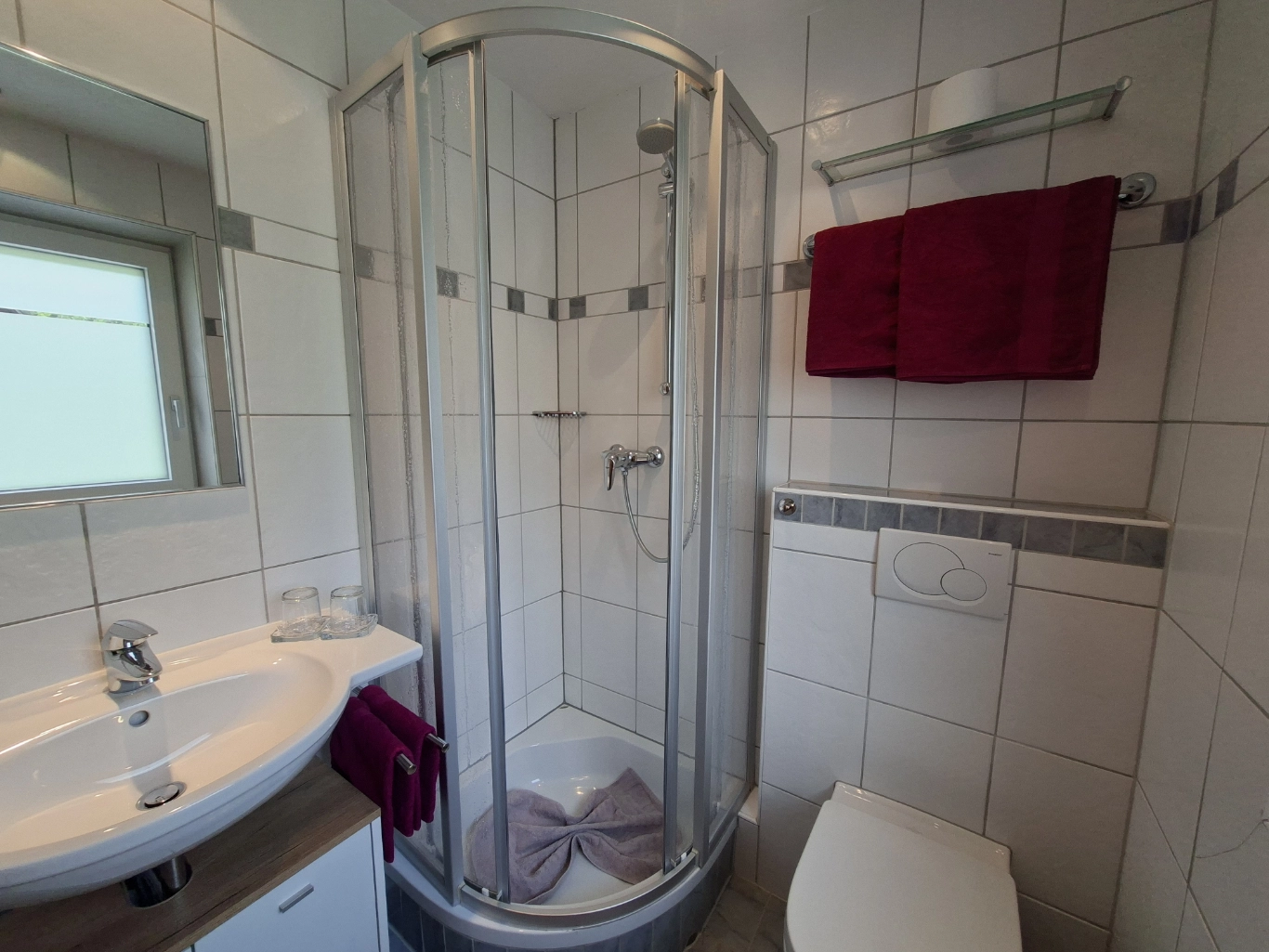 Badezimmer mit Dusche im Appartement Moritz