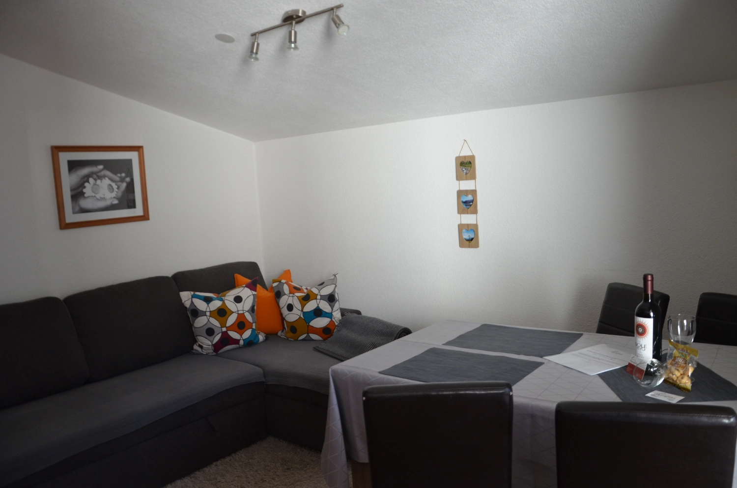 Wohnbereich mit Ecksofa und Esstisch im Appartement Moritz