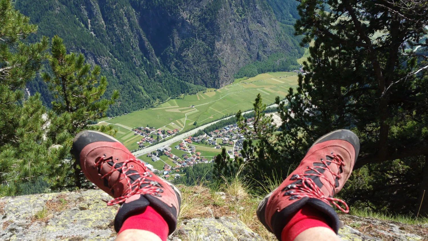 Blick vom Gipfel ins Ötztal