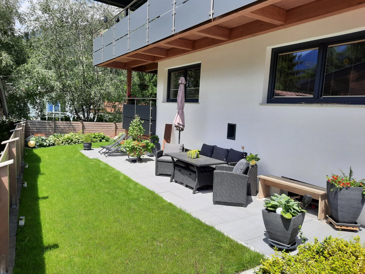 Terrasse und Gartenlounge am Haus Alpenglühn