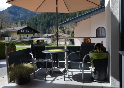 Terrasse mit Sonnenschirm am Appartement Leo
