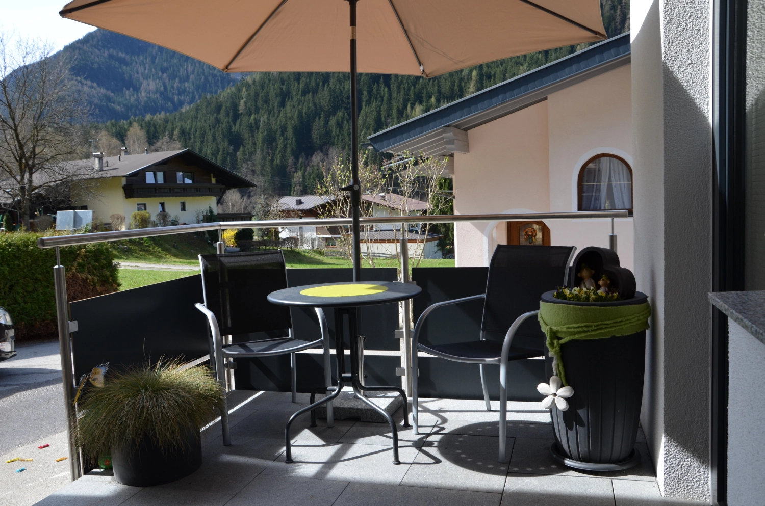 Terrasse mit Sonnenschirm am Appartement Leo