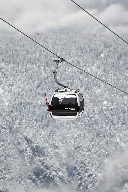 Gondel der Acherkogelbahn über verschneitem Wald